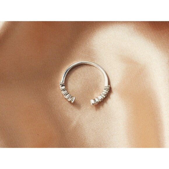 925 Sterling Silver Sparkling Cubic Zirconia Gemstone Ring - Picture 2 of 9